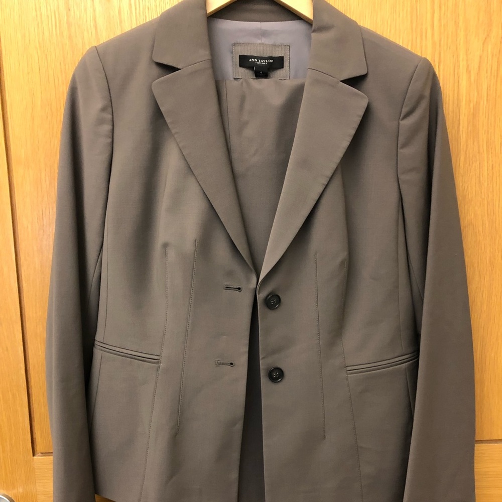 Ann Taylor full suit size 4.  Excellent condition